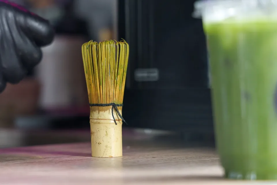 Bambusbesen und Iced Matcha auf der Theke