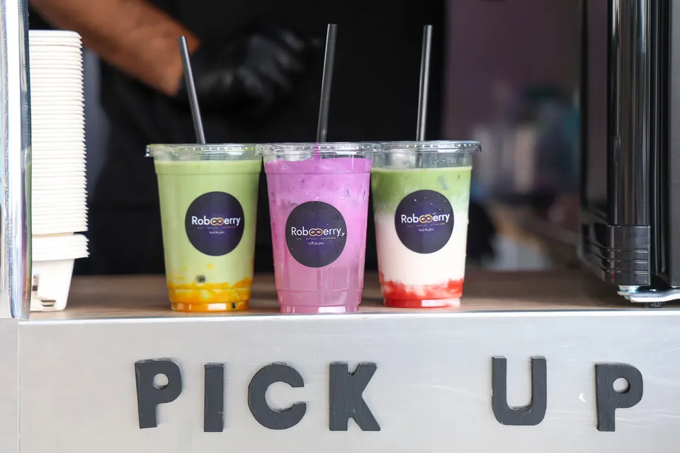 Drei RobBerry-Becher am Pick-up-Fenster: Mango, Erdbeer-Matcha, Matcha