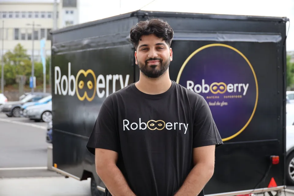 Haysam Fattah vor dem RobBerry-Anhänger