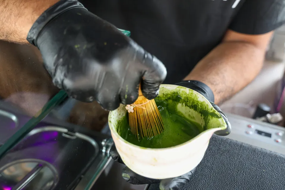 Matcha wird mit dem Bambusbesen aufgeschlagen